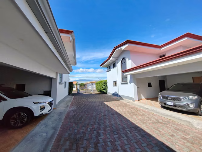 VENTA Casa Amplia de Tres Habitaciones y Tres Parqueos en Santa Ana En Condominio