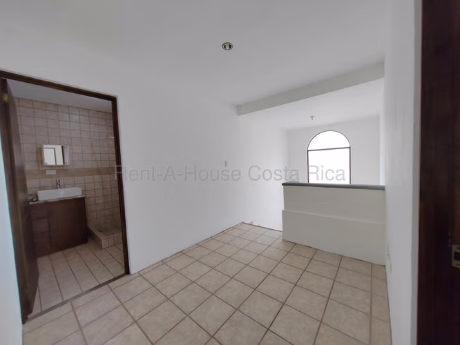 VENTA Casa Amplia de Tres Habitaciones y Tres Parqueos en Santa Ana En Condominio