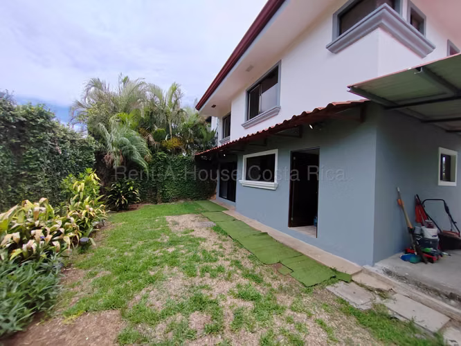 VENTA Casa Amplia de Tres Habitaciones y Tres Parqueos en Santa Ana En Condominio