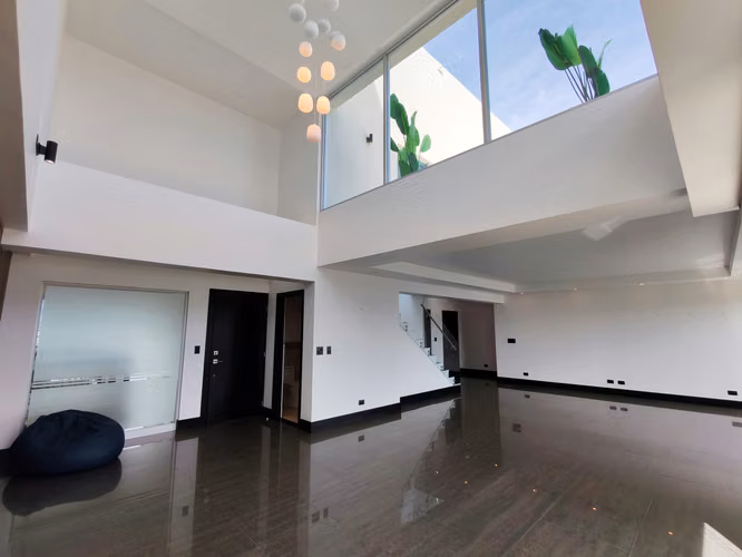 Se alquila Penthouse en Sabana Sur.