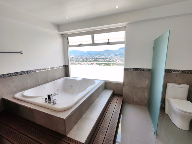 Se alquila Penthouse en Sabana Sur.