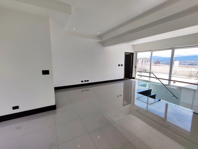 Se alquila Penthouse en Sabana Sur.