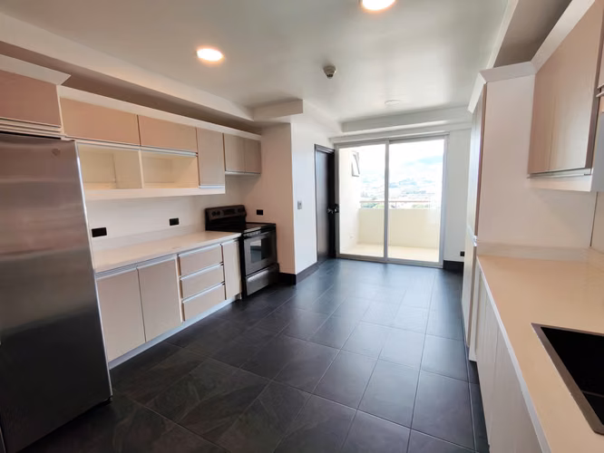 Se alquila Penthouse en Sabana Sur.