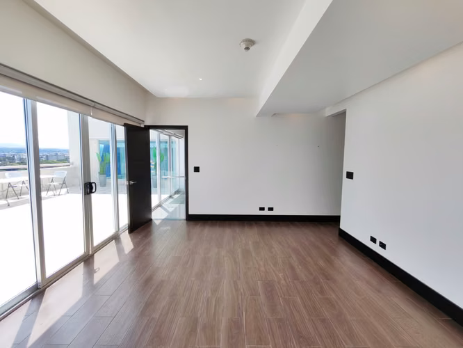 Se alquila Penthouse en Sabana Sur.