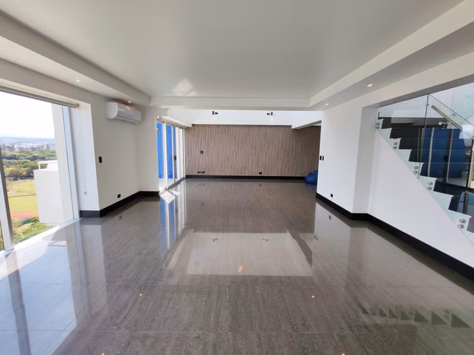 Se alquila Penthouse en Sabana Sur.