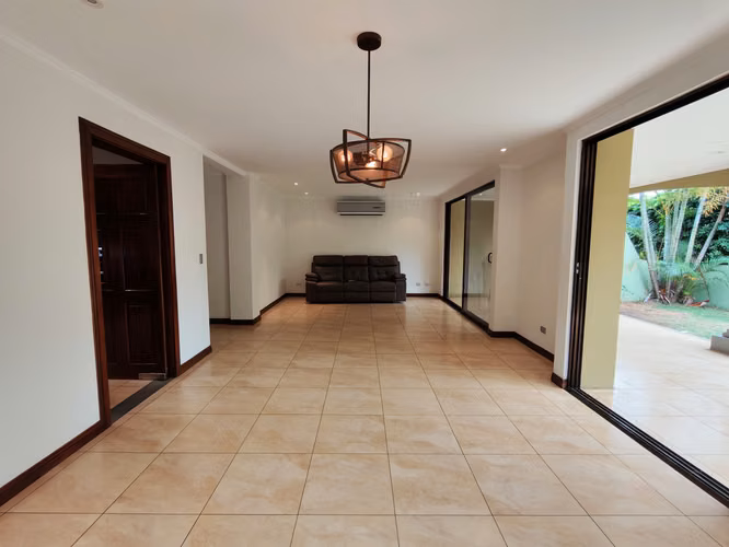 Se vende casa esquinera en Pozos de Santa Ana. - Imagen 3