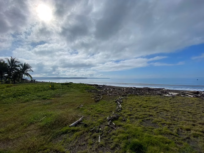Lote frente a la playa de 3080m2 en Puntarenas