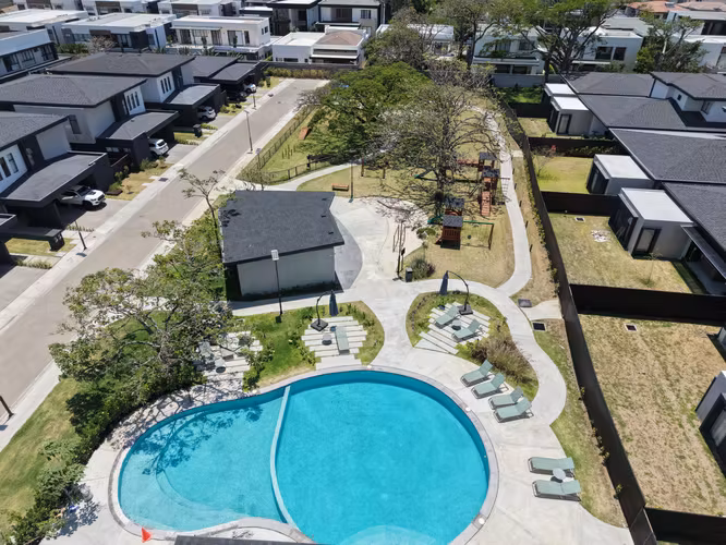 Se vende lote en Santa Ana. Esquinero en condominio Latitud Lindora