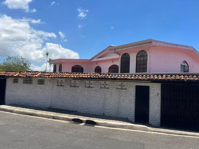 Alquiler de casa independiente en santa ana centro