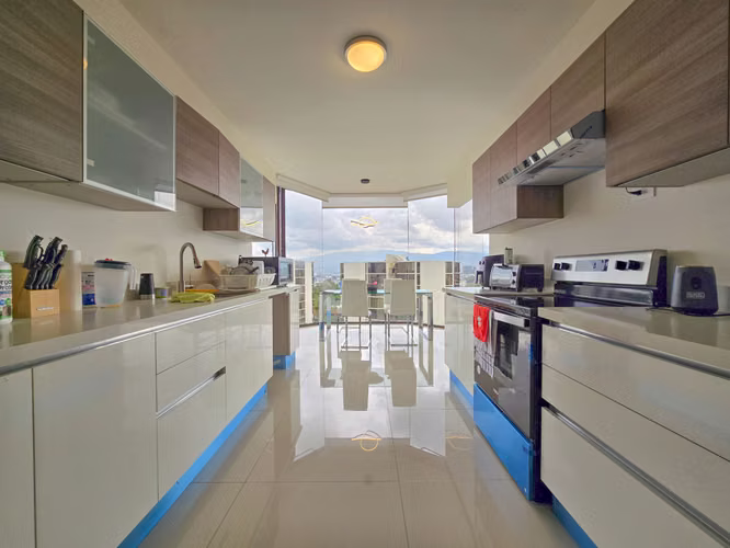 PENTHOUSE DE 3 HABIT. CON FULL VISTAS EN BELLO HORIZONTE ESCAZU
