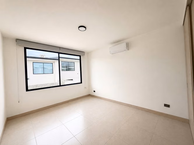 Casa en Alquiler en Lindora Village, Santa Ana