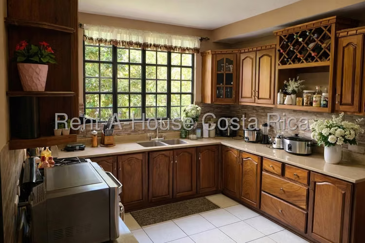 Espléndida casa en Vasquez de Coronado.