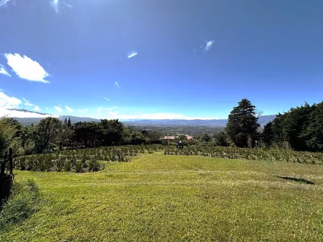 Venta de finca con vista panorámica en Heredia. - Imagen 2