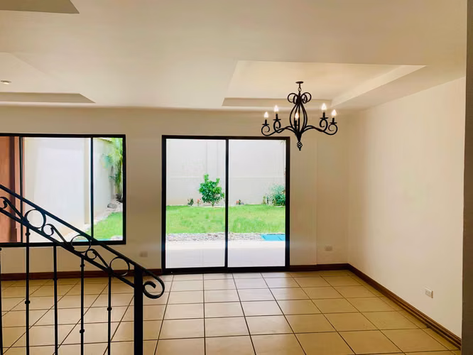 SE VENDE CASA EN CONDOMINIO CON EXCELENTE UBICACION , SANTA ANA