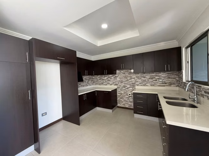 SE VENDE CASA EN SANTA ANA CENTRO! El hogar perfecto para tu familia  FV - Imagen 6