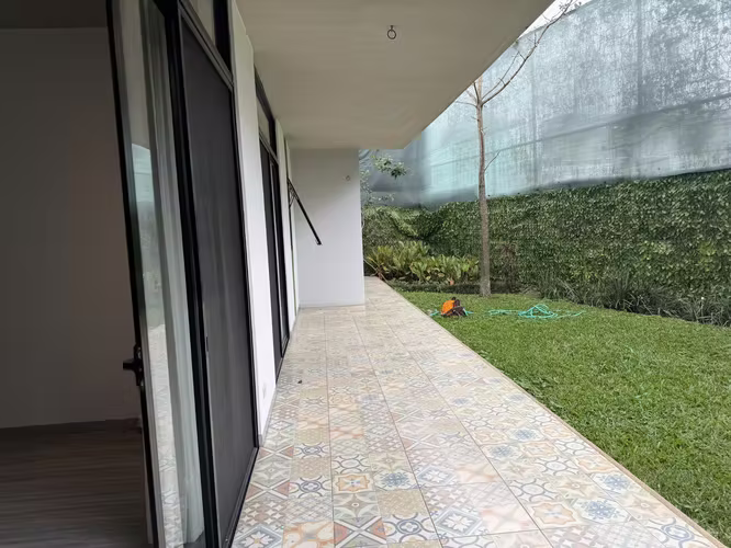 Se vende hermoso apartamento con amplio jardín en Santa Ana - Imagen 20
