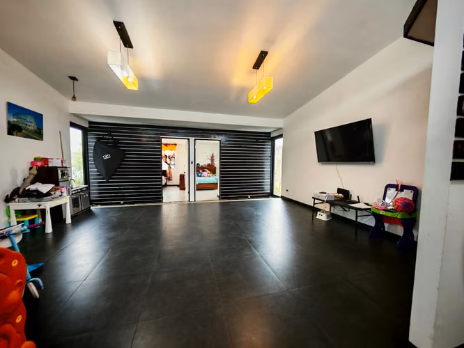 Se vende casa una planta en San Isidro de Heredia.