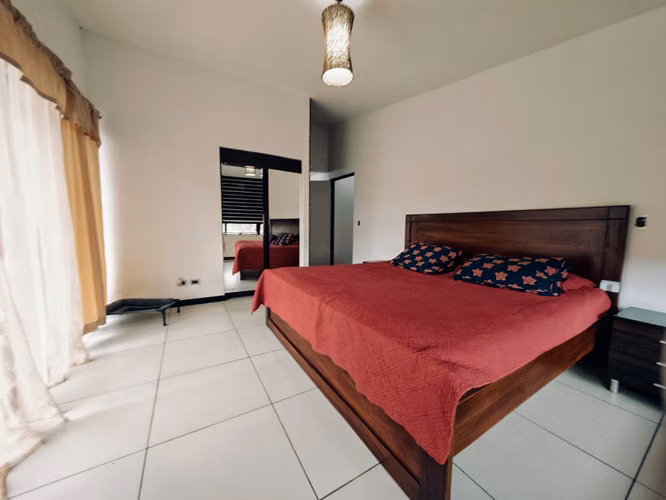 Se vende casa una planta en San Isidro de Heredia.