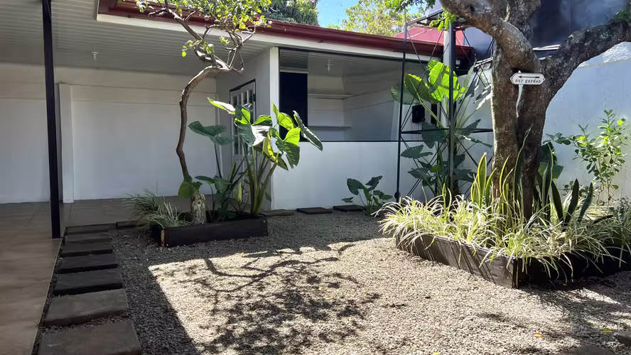 Casa céntrica con amplios jardines en Alajuela Centro