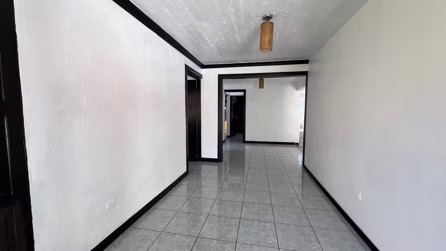 Casa céntrica con amplios jardines en Alajuela Centro