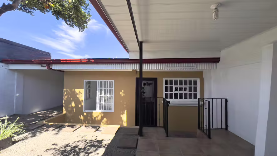 Casa céntrica con amplios jardines en Alajuela Centro