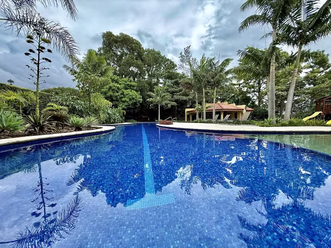 Elegancia, ubicación y vida familiar en perfecta armonía. Casa en Santa Ana - Imagen 2