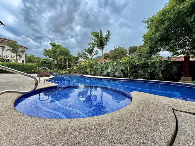 Elegancia, ubicación y vida familiar en perfecta armonía. Casa en Santa Ana - Imagen 3