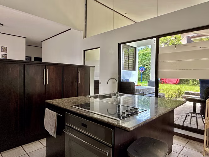Elegancia, ubicación y vida familiar en perfecta armonía. Casa en Santa Ana - Imagen 10