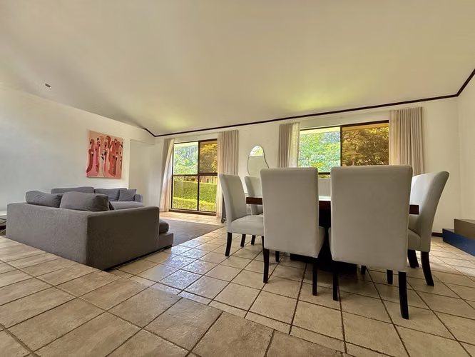 Elegancia, ubicación y vida familiar en perfecta armonía. Casa en Santa Ana - Imagen 18