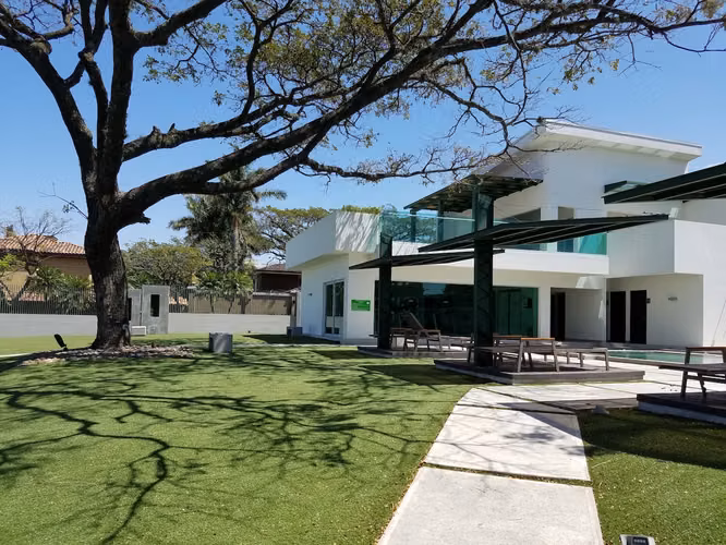 ALQUILER DE CASA EN CONDOMINIO FUTURA AMUEBLADA