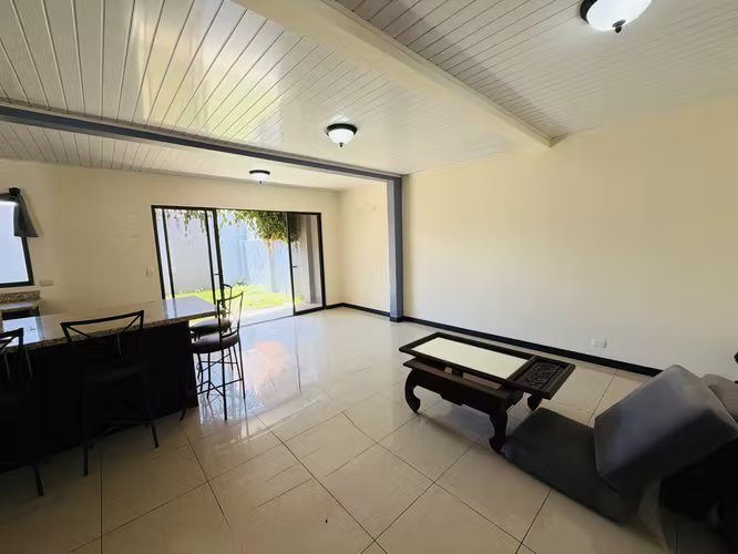 Venta de Casa de Inversión en Residencial| Rentabilidad Inmediata | 3 Habitaciones y Jardín Privado - Imagen 4