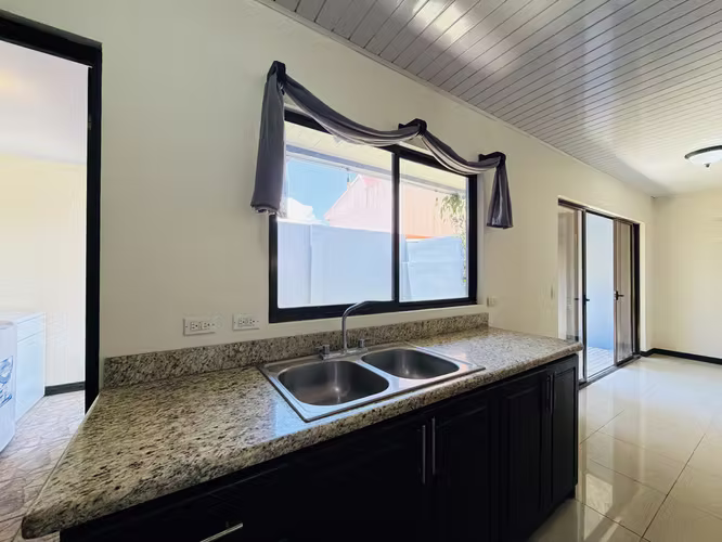 Venta de Casa de Inversión en Residencial| Rentabilidad Inmediata | 3 Habitaciones y Jardín Privado - Imagen 9