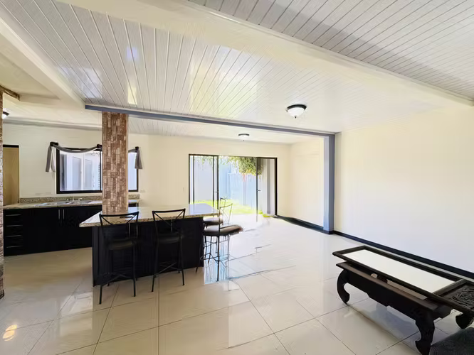 Venta de Casa de Inversión en Residencial| Rentabilidad Inmediata | 3 Habitaciones y Jardín Privado - Imagen 3
