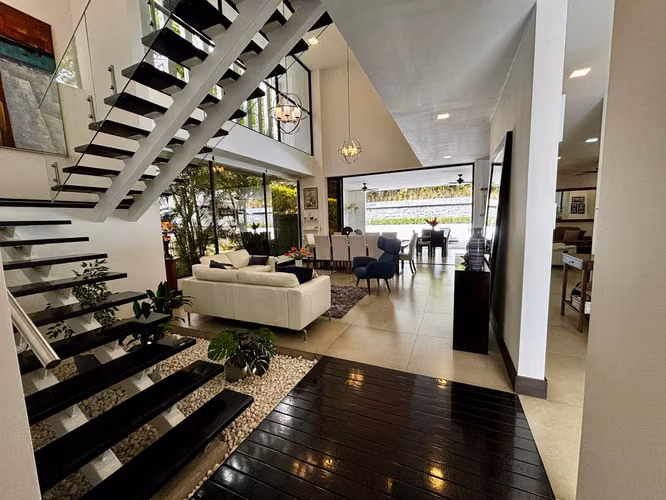 VENTA DE CASA EN BOSQUES DEL CARAO CONTEMPORÁNEA DE LUJO