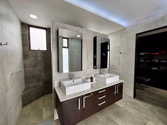 VENTA DE CASA EN BOSQUES DEL CARAO CONTEMPORÁNEA DE LUJO