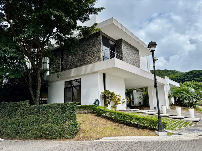 VENTA DE CASA EN BOSQUES DEL CARAO CONTEMPORÁNEA DE LUJO