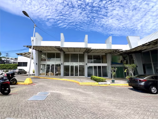 Alquiler de local comercial u oficina en Escazú. ¡Oportunidad en ubicación estratégica!