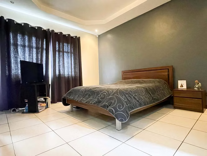 Venta de casa de 2 niveles en Paraiso de Cartago.