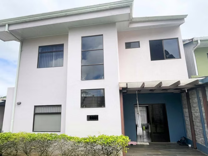Venta de casa de 2 niveles en Paraiso de Cartago.