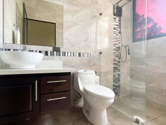 Venta de casa de 2 niveles en Paraiso de Cartago.