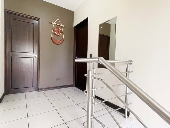 Venta de casa de 2 niveles en Paraiso de Cartago.