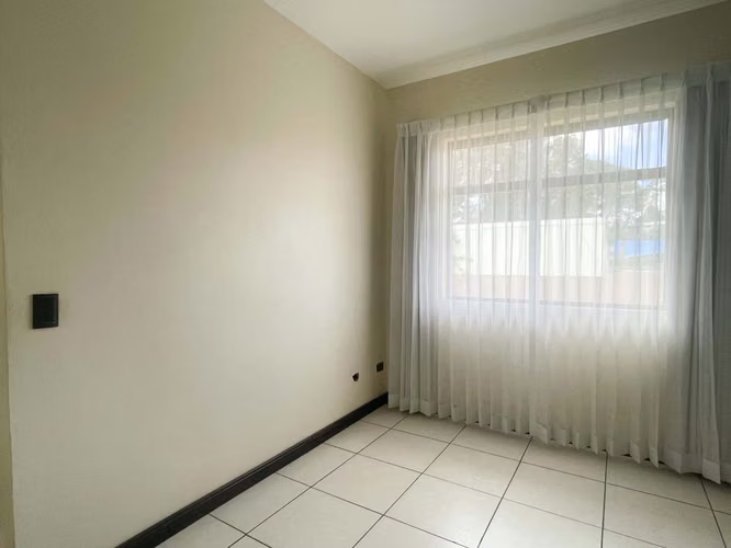 Venta de casa de 2 niveles en Paraiso de Cartago.