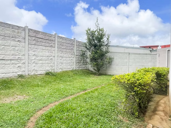 Venta de casa de 2 niveles en Paraiso de Cartago.