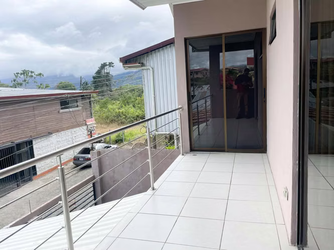 Venta de casa de 2 niveles en Paraiso de Cartago.