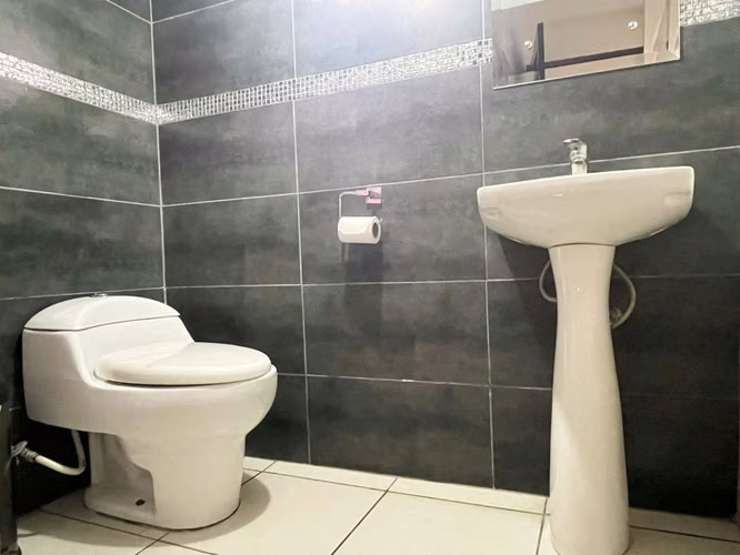 Venta de casa de 2 niveles en Paraiso de Cartago.