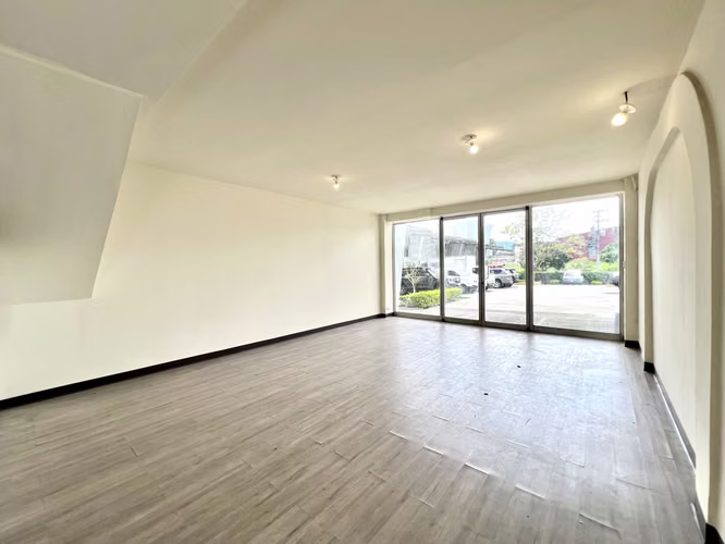 Venta de local comercial u oficina en Escazú. ¡Oportunidad en ubicación estratégica! - Imagen 6