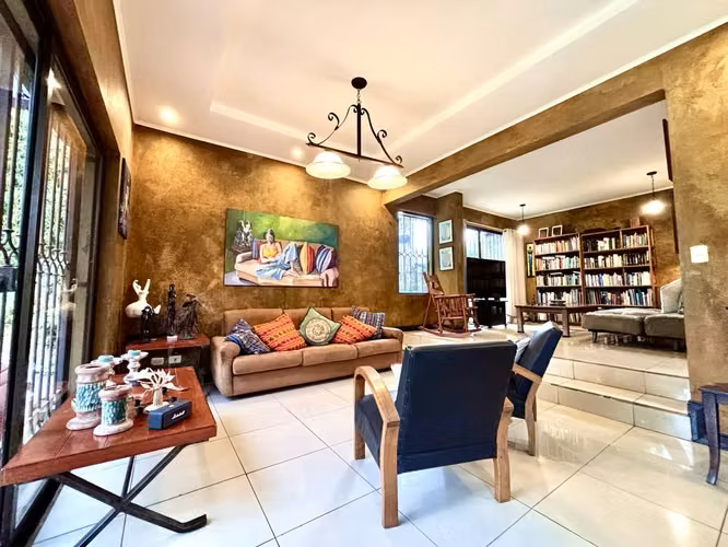 Venta de Casa en San Isidro de Heredia . Casa Moderna estilo Rústica - 600 m² de Terreno