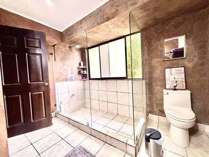 Venta de Casa en San Isidro de Heredia . Casa Moderna estilo Rústica - 600 m² de Terreno