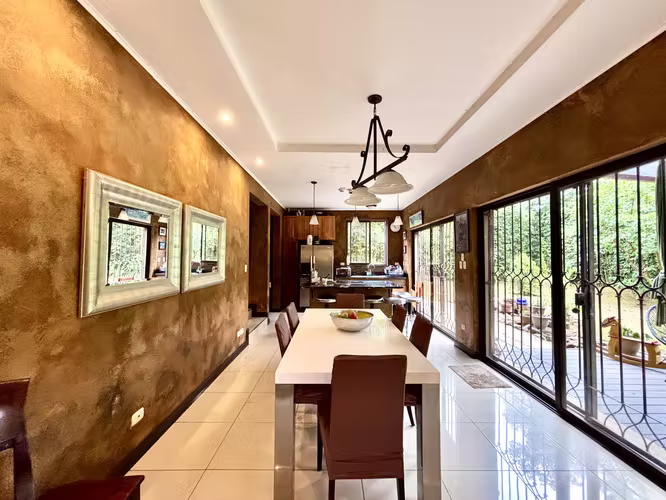 Venta de Casa en San Isidro de Heredia . Casa Moderna estilo Rústica - 600 m² de Terreno