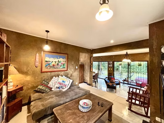 Venta de Casa en San Isidro de Heredia . Casa Moderna estilo Rústica - 600 m² de Terreno